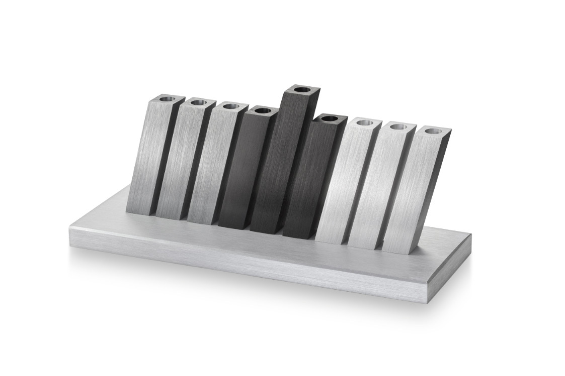 CH052BK00POSE1 חנוכייה קיניטית כסף אפור- עדי סידלר