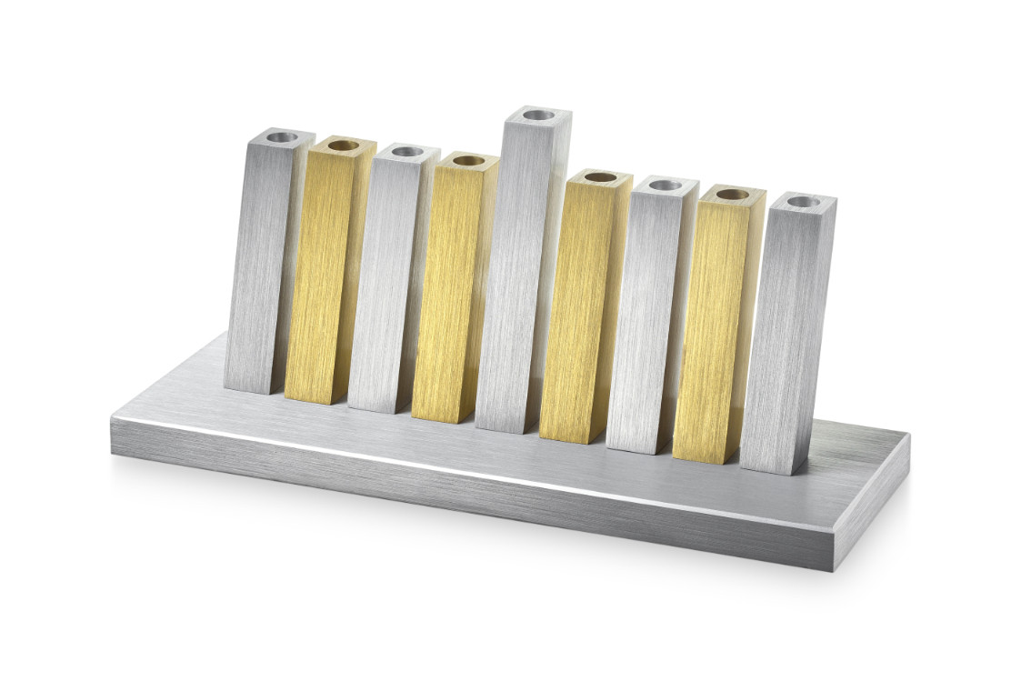 CH052GO00POSE2 חנוכייה קיניטית זהב - עדי סידלר